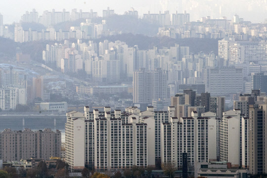 국세청이 지난 20∼22일 고가주택 보유자에 대해 종합부동산세 고지서를 발송했다. 지난 24일 오전 남산에서 바라본 서울 아파트 모습. <연합뉴스>
